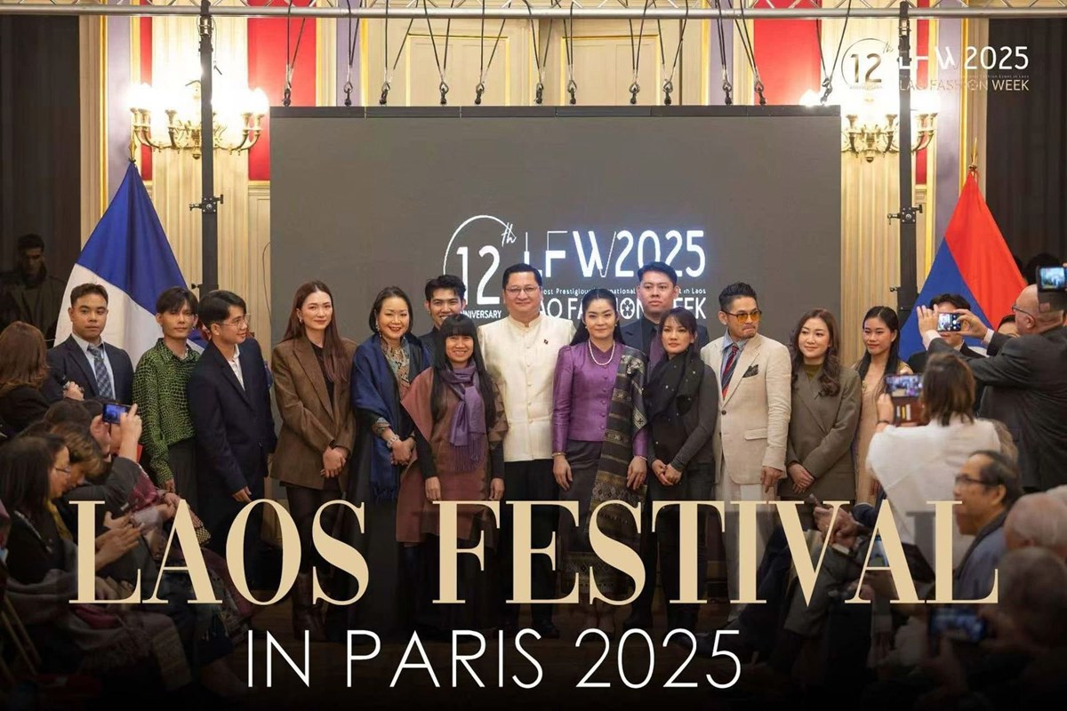 ເຄື່ອງນຸ່ງທີ່ເປັນເອກະລັກຂອງລາວ ເຂົ້າຮ່ວມງານເດີນແບບທີ່ປາຣີ image 3 ເຄອງນງທເປນເອກະລກຂອງລາວ ເຂາຮວມງານເດນແບບທປາຣ - image 3