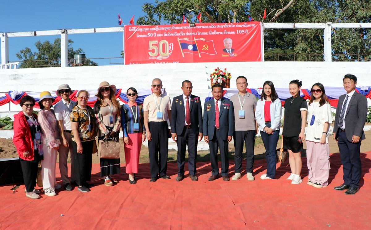 ນັກທຸລະກິດຈີນ ຈາກເມືອງເສີນເຈີ້ນ ມອບເງິນ 54 ລ້ານກີບ ແລະ ອຸປະກອນການຮຽນ ໃຫ້ເມືອງໂຂງ image 1 ນກທລະກດຈນ ຈາກເມອງເສນເຈນ ມອບເງນ 54 ລານກບ ແລະ ອປະກອນການຮຽນ ໃຫເມອງໂຂງ - image 1