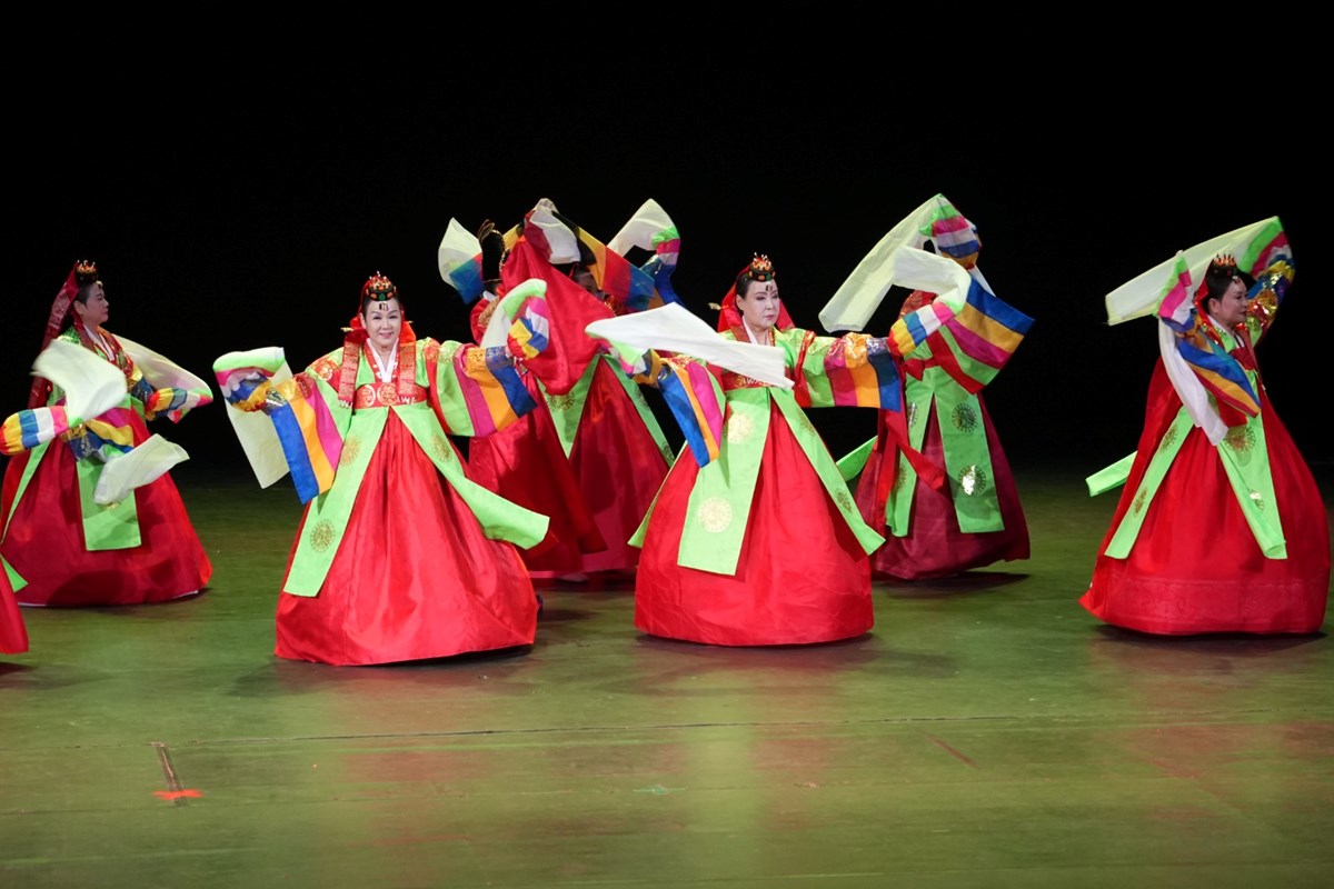 ສລະປະພນເມອງ ສ ເກາຫ ສະແດງຮບໃຊຊາວ ນວ - image 2