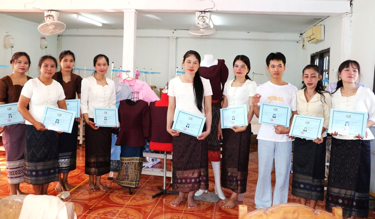 ປິດຊຸດອົບຮົມວິຊາຊີບຕັດຫຍິບ ສໍາລັບໄວໜຸ່ມຍິງ ພິການ ແລະ ດ້ອຍໂອກາດ image 2 ປດຊດອບຮມວຊາຊບຕດຫຍບ ສາລບໄວໜມຍງ ພການ ແລະ ດອຍໂອກາດ - image 2