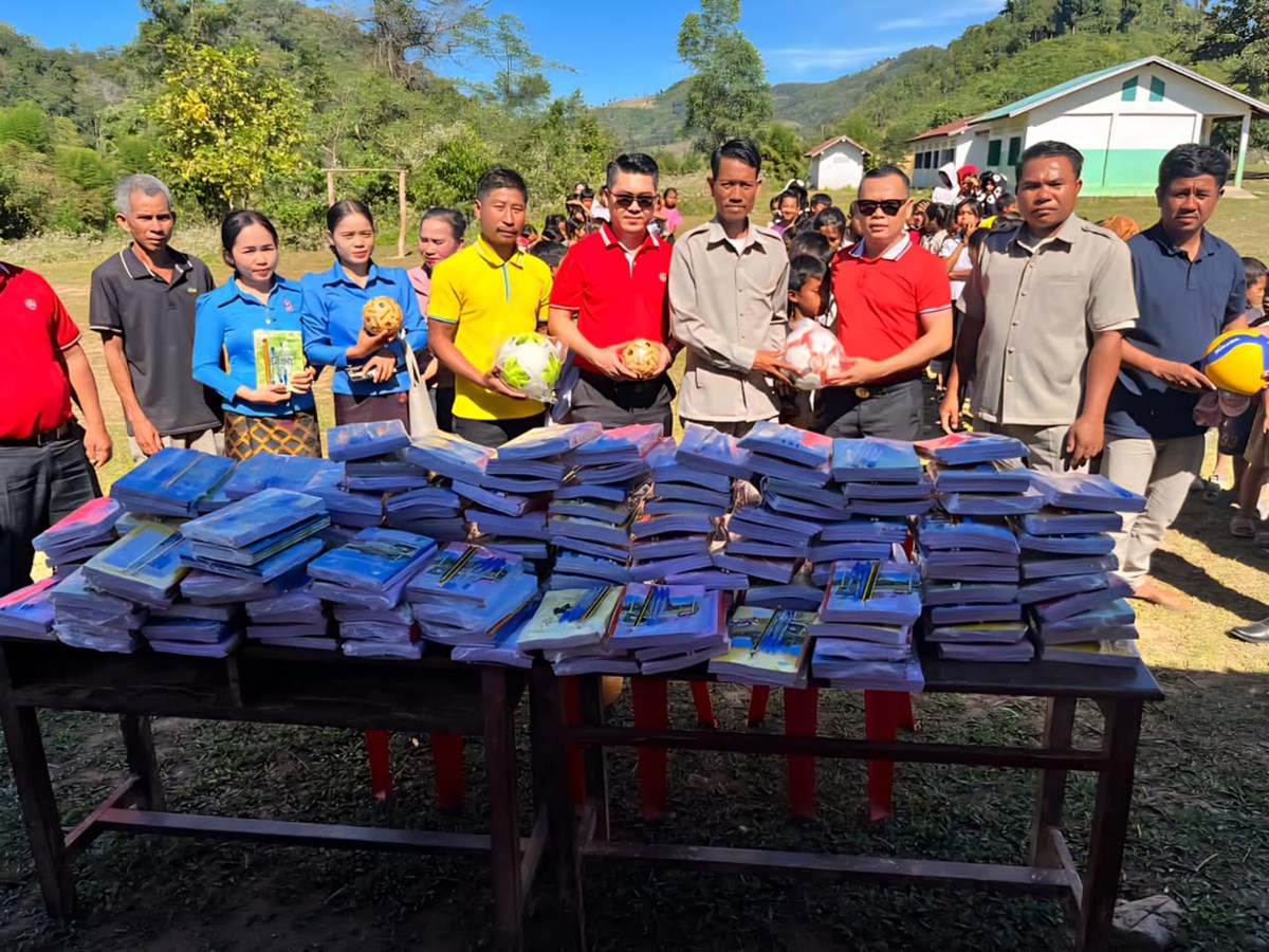 ທຄຕລ ເຊກອງ ມອບອຸປະກອນການຮຽນໃຫ້ໂຮງຮຽນ ມຕ ຕອກອົງແກ້ວ ແລະ ມສ ບໍ່ເຫຼັກຕະນຶງ image 2 ທຄຕລ ເຊກອງ ມອບອປະກອນການຮຽນໃຫໂຮງຮຽນ ມຕ ຕອກອງແກວ ແລະ ມສ ບເຫກຕະນງ - image 2