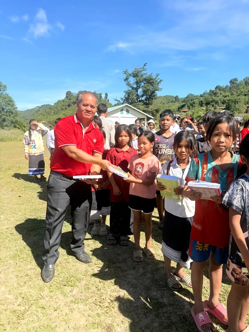 ທຄຕລ ເຊກອງ ມອບອຸປະກອນການຮຽນໃຫ້ໂຮງຮຽນ ມຕ ຕອກອົງແກ້ວ ແລະ ມສ ບໍ່ເຫຼັກຕະນຶງ image 3 ທຄຕລ ເຊກອງ ມອບອປະກອນການຮຽນໃຫໂຮງຮຽນ ມຕ ຕອກອງແກວ ແລະ ມສ ບເຫກຕະນງ - image 3