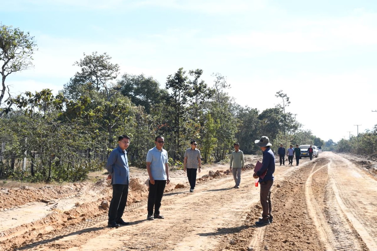 ເມືອງສຸຂຸມາ ສ້ອມແປງເສັ້ນທາງເຂົ້າບ້ານແຊ ຕິດພັນກັບການພັດທະນາບ້ານປະຊາຊົນຢູ່ດີກິນດີ image 1 ເມອງສຂມາ ສອມແປງເສນທາງເຂາບານແຊ ຕດພນກບການພດທະນາບານປະຊາຊນຢດກນດ - image 1