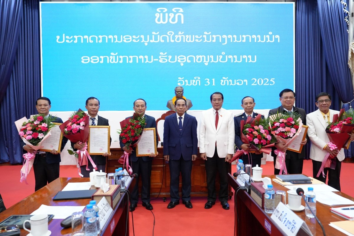 ມອບ-ຮບ ໜາທ ແລະ ປະກາດການແຕງຕງຄະນະກາມະການປກຄອງແຂວງຄາມວນ - image 2