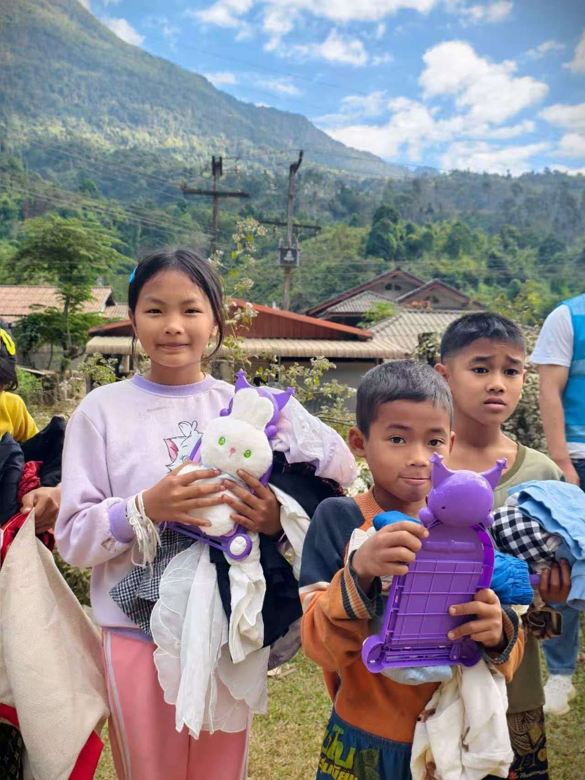 ເສອຜາຫາຍລານຊດ, ສາຍພແລະສາຍນຳຄສກຂພຍານ: ປດສາກລງຢາງຈບງາມສຳລບໂຄງການ “ໜງແລວທາງໜງເສນທາງ, ໂຄງການບລຈາກເສອຜາໜງລານຊດ” ຢສປປລາວ - image 3