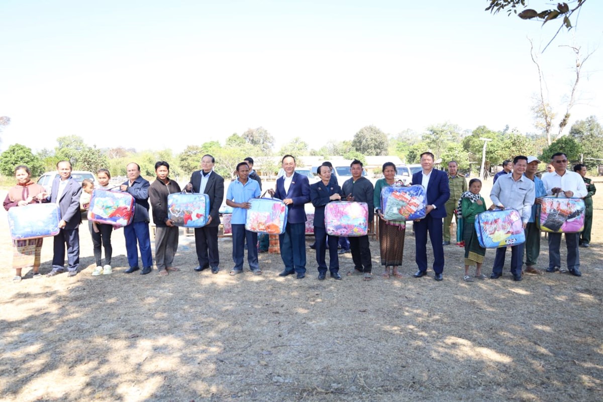 ມອບຜາຫມ ໃຫ 4 ບານຂອງເມອງໄຊບວທອງ ເພອແກໄຂຜນກະທບຈາກໄພໜາວ - image 1