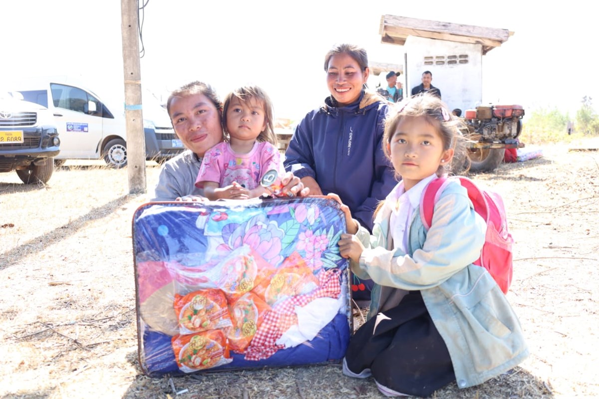 ມອບຜາຫມ ໃຫ 4 ບານຂອງເມອງໄຊບວທອງ ເພອແກໄຂຜນກະທບຈາກໄພໜາວ - image 2