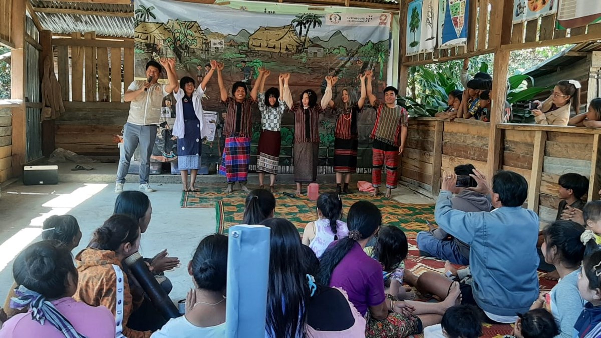 ອງການແຄຣ ລງຢຽມຢາມໂຄງການພນວນ ແລະ ມອບອປະກອນການແພດໃຫສກສາລາ ເມອງກະລມ - image 2