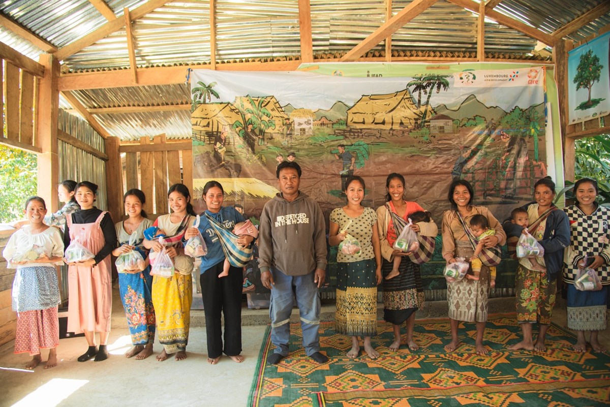 ອງການແຄຣ ລງຢຽມຢາມໂຄງການພນວນ ແລະ ມອບອປະກອນການແພດໃຫສກສາລາ ເມອງກະລມ - image 3