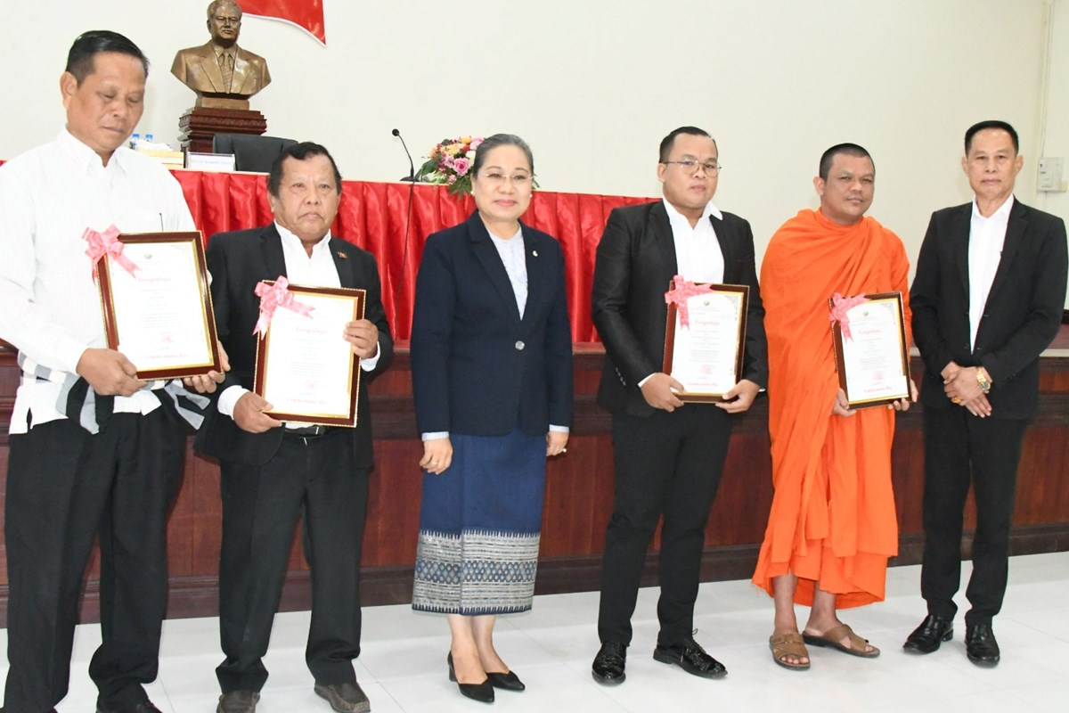 ເລອງສນ ເງາຂອງເວລາ ແລະ ບດກະວ ຮກຊາດ ຫອມແຜນດນ ໄດລາງວນທ 1 - image 1