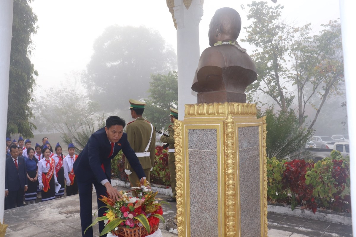 ເມອງເງນ ຫວນຄນມນເຊອ ວນສາງຕງກອງທບ ປະຊາຊນລາວ - image 2