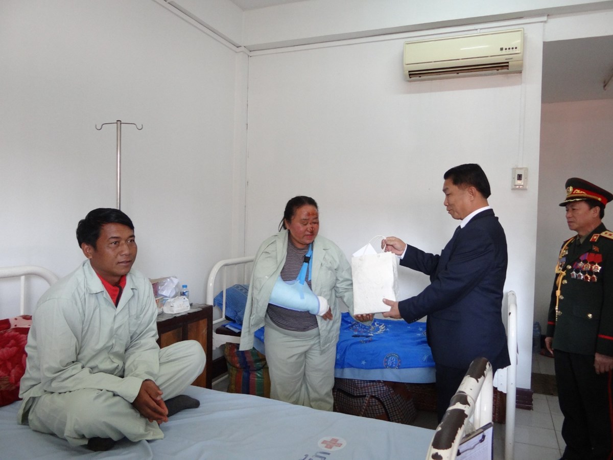 ການນໍາແຂວງຫຼວງພະບາງ ຢ້ຽມຢາມຄົນເຈັບທີ່ກຳລັງປີ່ນປົວສຸຂະພາບຢູ່ໂຮງໝໍບໍລິເວນ 107 image 1 ການນາແຂວງຫວງພະບາງ ຢຽມຢາມຄນເຈບທກຳລງປນປວສຂະພາບຢໂຮງໝບລເວນ 107 - image 1