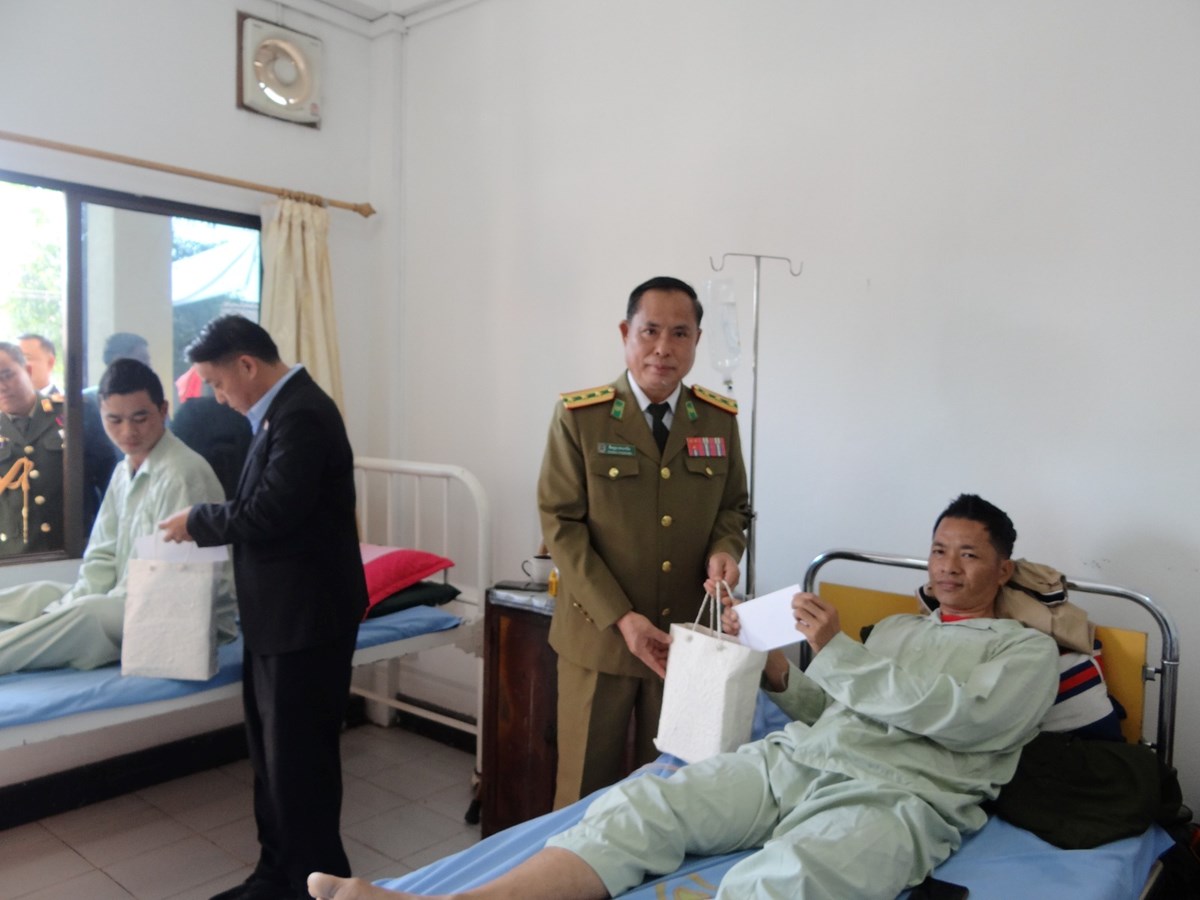 ການນໍາແຂວງຫຼວງພະບາງ ຢ້ຽມຢາມຄົນເຈັບທີ່ກຳລັງປີ່ນປົວສຸຂະພາບຢູ່ໂຮງໝໍບໍລິເວນ 107 image 2 ການນາແຂວງຫວງພະບາງ ຢຽມຢາມຄນເຈບທກຳລງປນປວສຂະພາບຢໂຮງໝບລເວນ 107 - image 2