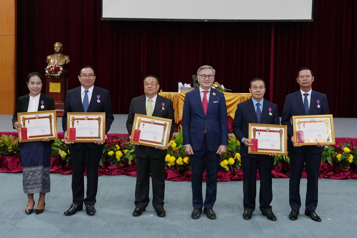 ກະຊວງການຕ່າງປະເທດປະດັບຫຼຽນໄຊແຮງງານ, ຫຼຽນກາ ແລະ ໃບຍ້ອງຍໍ ໃຫ້ແກ່ບຸກຄົນດີເດັ່ນ image 1 ກະຊວງການຕາງປະເທດປະດບຫຽນໄຊແຮງງານ, ຫຽນກາ ແລະ ໃບຍອງຍ ໃຫແກບກຄນດເດນ - image 1