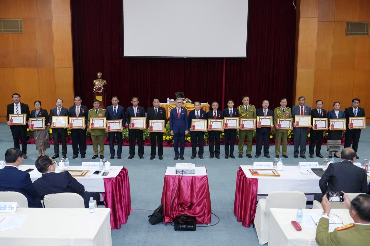 ກະຊວງການຕ່າງປະເທດປະດັບຫຼຽນໄຊແຮງງານ, ຫຼຽນກາ ແລະ ໃບຍ້ອງຍໍ ໃຫ້ແກ່ບຸກຄົນດີເດັ່ນ image 2 ກະຊວງການຕາງປະເທດປະດບຫຽນໄຊແຮງງານ, ຫຽນກາ ແລະ ໃບຍອງຍ ໃຫແກບກຄນດເດນ - image 2