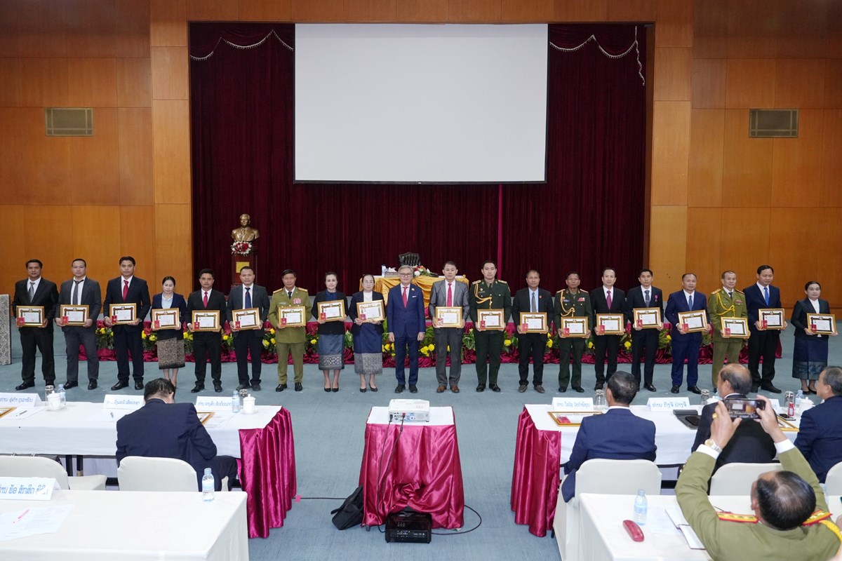 ກະຊວງການຕ່າງປະເທດປະດັບຫຼຽນໄຊແຮງງານ, ຫຼຽນກາ ແລະ ໃບຍ້ອງຍໍ ໃຫ້ແກ່ບຸກຄົນດີເດັ່ນ image 3 ກະຊວງການຕາງປະເທດປະດບຫຽນໄຊແຮງງານ, ຫຽນກາ ແລະ ໃບຍອງຍ ໃຫແກບກຄນດເດນ - image 3