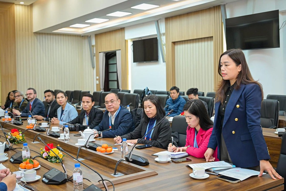 ຮອງບັນນາທິການໃຫຍ່ໜັງສືພິມ ເຢີນ ເຢີນ ຕ້ອນຮັບຄະນະສື່ມວນຊົນຕ່າງປະເທດ image 2 ຮອງບນນາທການໃຫຍໜງສພມ ເຢນ ເຢນ ຕອນຮບຄະນະສມວນຊນຕາງປະເທດ - image 2