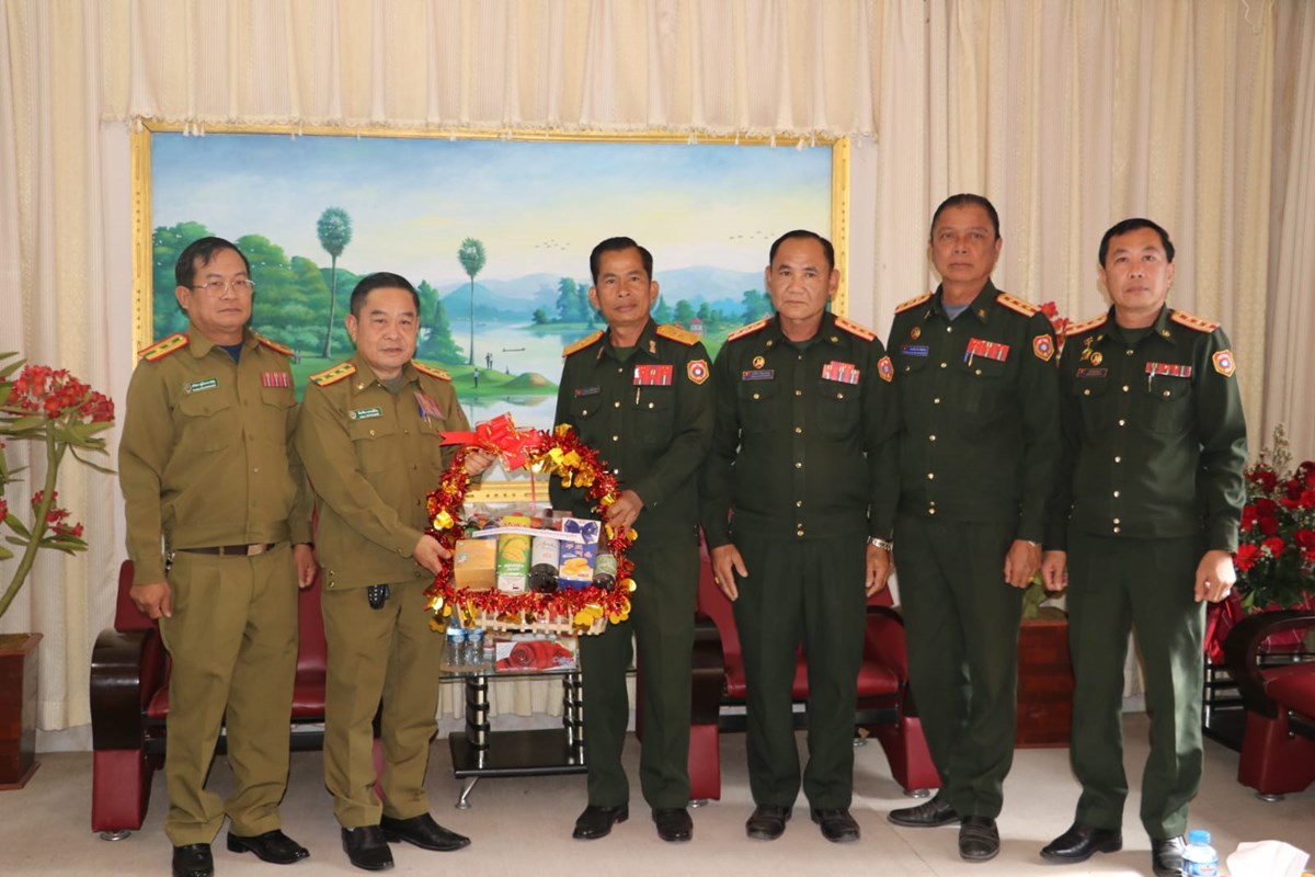 ການນຳແຂວງວຽງຈັນ ອວຍພອນ ນາຍ ແລະ ພົນມະຫານ ຢູ່ວິທະຍາຄານນາຍທະຫານບົກວິທະຍາຄານກົມມະດຳ. image 2 ການນຳແຂວງວຽງຈນ ອວຍພອນ ນາຍ ແລະ ພນມະຫານ ຢວທະຍາຄານນາຍທະຫານບກວທະຍາຄານກມມະດຳ. - image 2