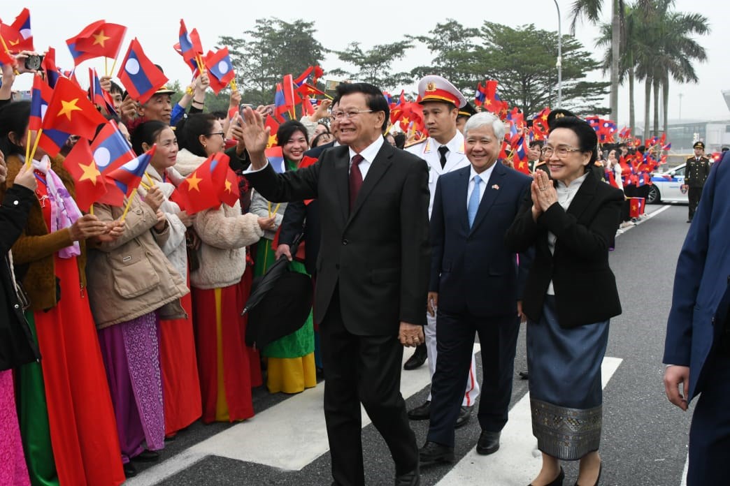 ເລຂາທການໃຫຍ ປະທານປະເທດ ແຫງ ສປປ ລາວ ພອມດວຍພນລະຍາ ແລະ ຄະນະຜແທນຂນສງ ເດນທາງເຖງນະຄອນຫວງຮາໂນຍ ສສ ຫວຽດນາມ - image 2