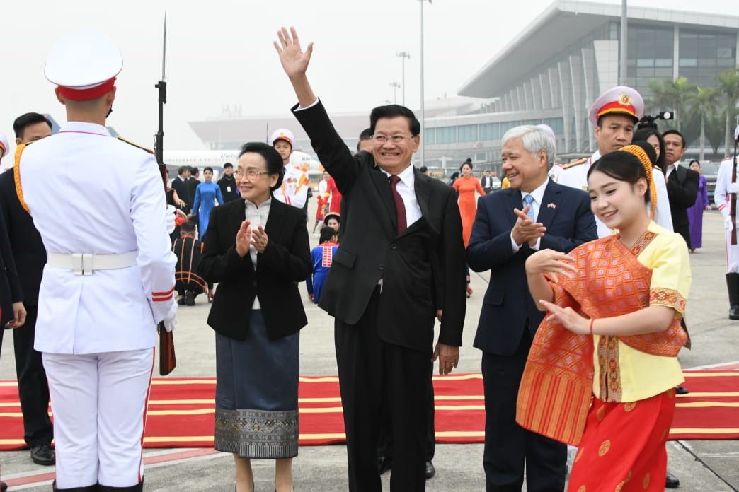 ເລຂາທການໃຫຍ ປະທານປະເທດ ແຫງ ສປປ ລາວ ພອມດວຍພນລະຍາ ແລະ ຄະນະຜແທນຂນສງ ເດນທາງເຖງນະຄອນຫວງຮາໂນຍ ສສ ຫວຽດນາມ - image 3