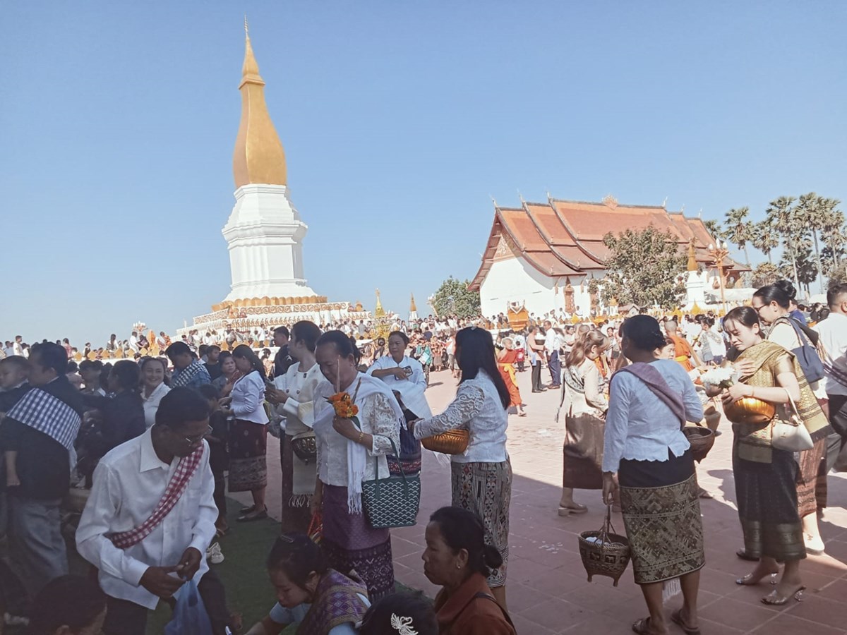 ພດທະສາສະນກະຊນ ໃສບາດຖວາຍສງຄະທານແດພະສງໃນງານບນນະມດສະການພະທາດສໂຄດຕະບອງ ປະຈາປ 2026 - image 4