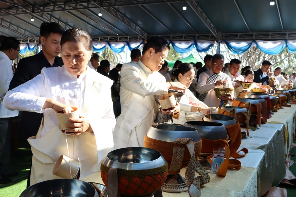 ພດທະສາສະນກະຊນ ໃສບາດຖວາຍສງຄະທານແດພະສງໃນງານບນນະມດສະການພະທາດສໂຄດຕະບອງ ປະຈາປ 2026 - image 1