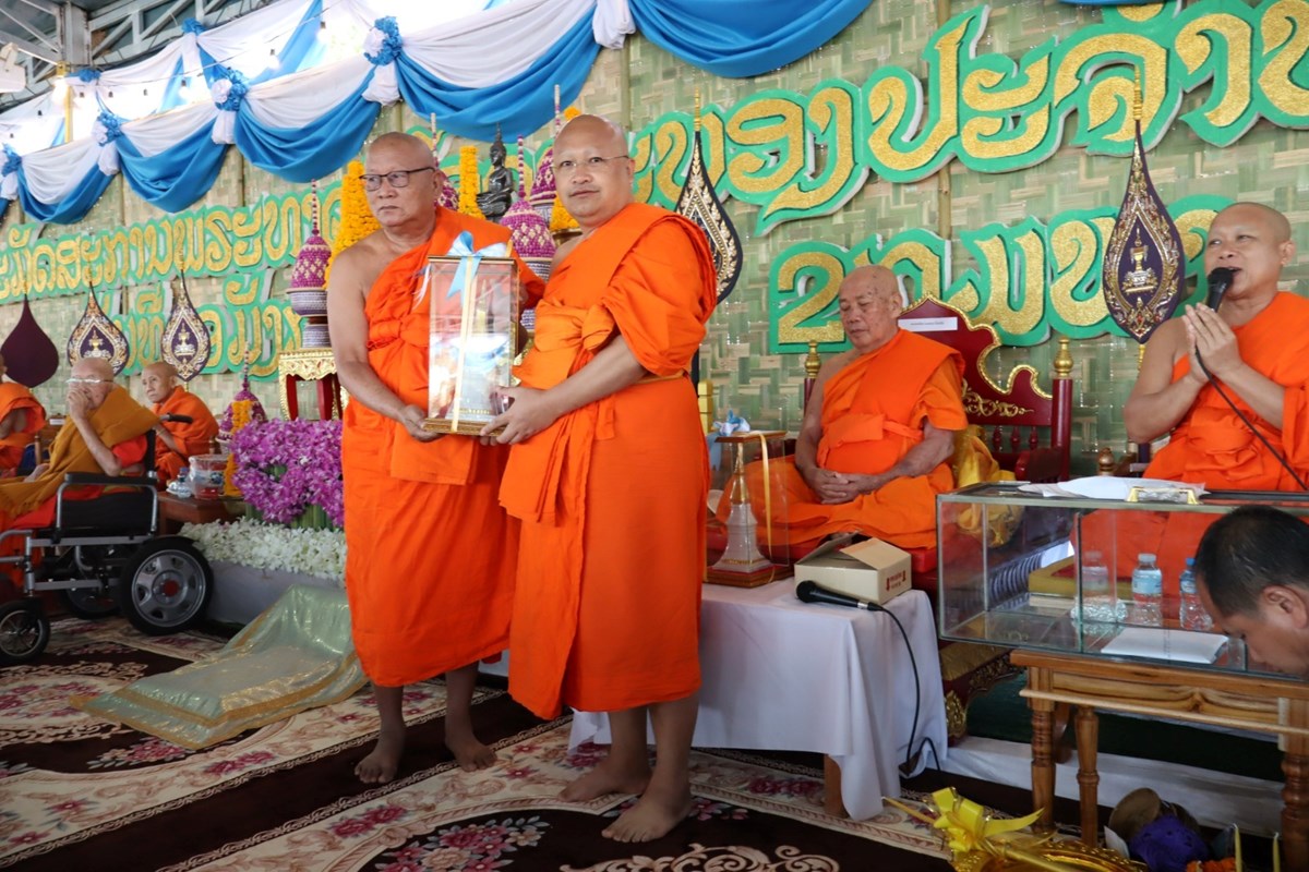 ພດທະສາສະນກະຊນ ໃສບາດຖວາຍສງຄະທານແດພະສງໃນງານບນນະມດສະການພະທາດສໂຄດຕະບອງ ປະຈາປ 2026 - image 2