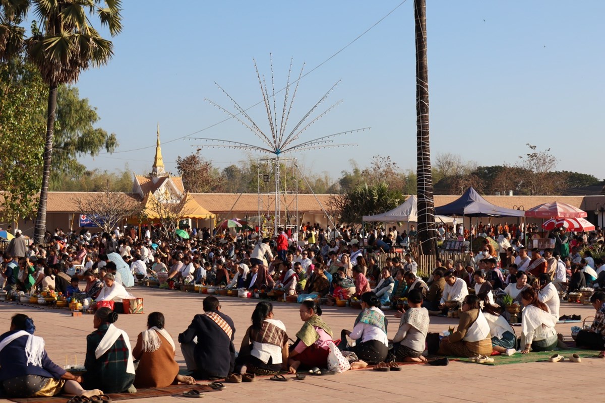 ພດທະສາສະນກະຊນ ໃສບາດຖວາຍສງຄະທານແດພະສງໃນງານບນນະມດສະການພະທາດສໂຄດຕະບອງ ປະຈາປ 2026 - image 3