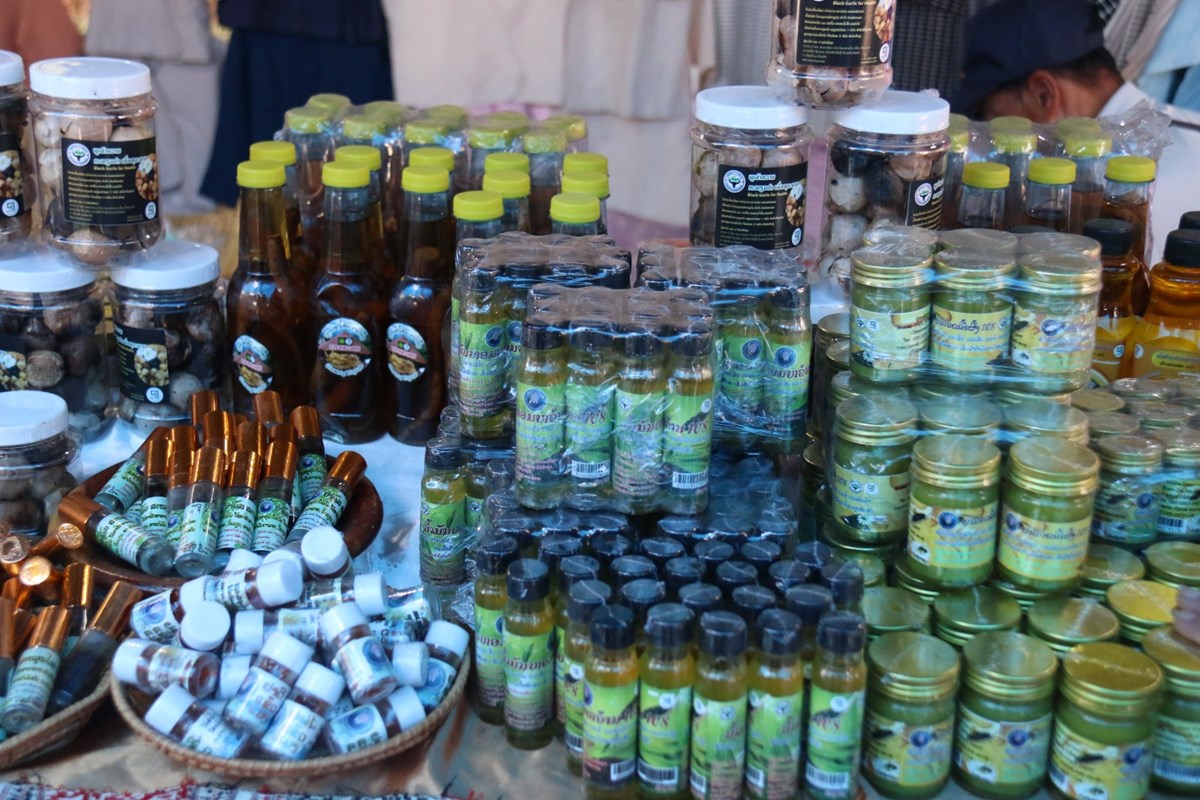 ຢາພື້ນເມືອງພູເຂົາຄວາຍ ກະທຽມດໍາດອງນໍ້າເຜິ້ງປິ່ນປົວພະຍາດໄຂມັນຫຸ້ມເສັ້ນເລືອດ-ຫົວໃຈ image 1 ຢາພນເມອງພເຂາຄວາຍ ກະທຽມດາດອງນາເຜງປນປວພະຍາດໄຂມນຫມເສນເລອດ-ຫວໃຈ - image 1