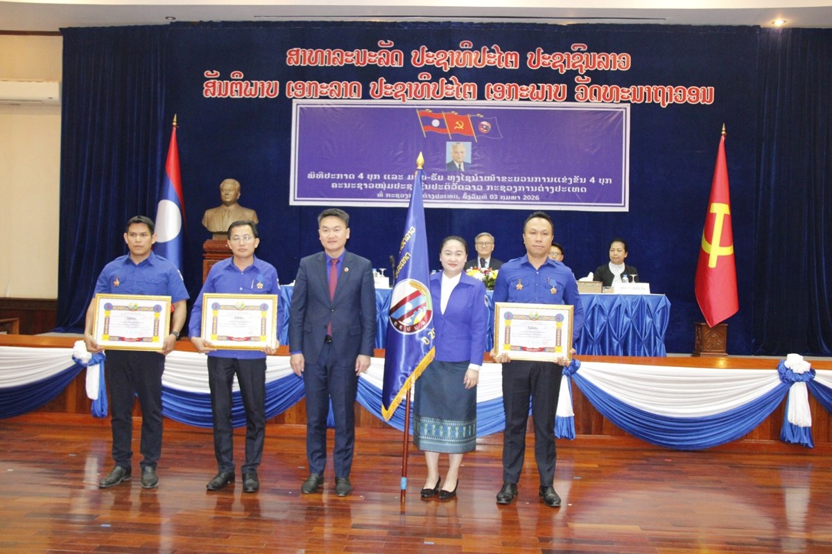 ມອບ-ຮບ ທງໄຊນາໜາຂະບວນການແຂງຂນ 4 ບກໃຫແກຄະນະຊາວໜມ ກຕທ - image 2