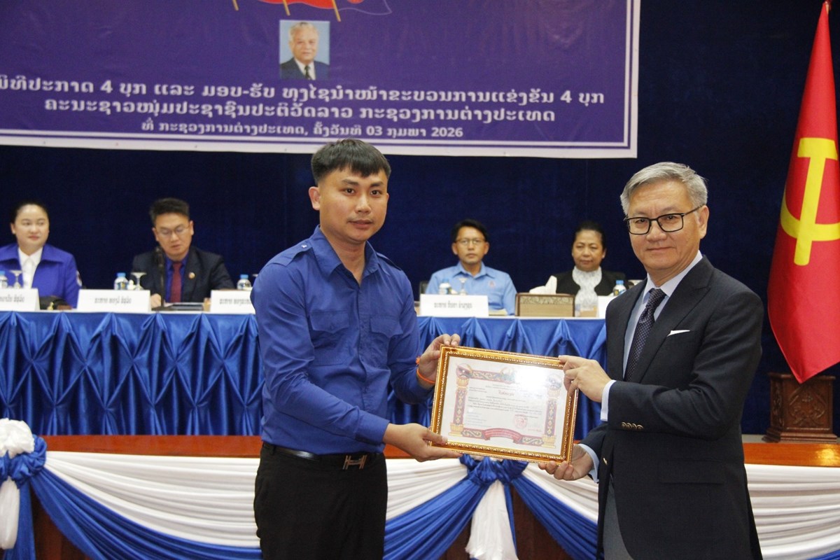 ມອບ-ຮບ ທງໄຊນາໜາຂະບວນການແຂງຂນ 4 ບກໃຫແກຄະນະຊາວໜມ ກຕທ - image 3