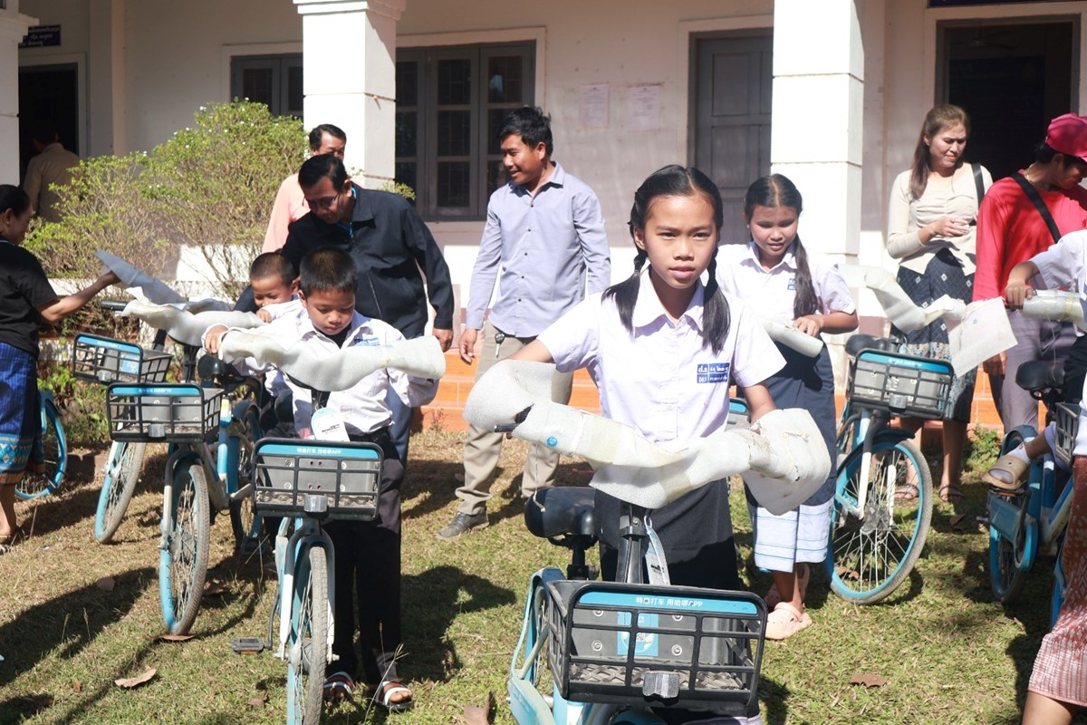 ມອບລດຖບ ໃຫນອງນກຮຽນຊນປະຖມສກສາ ເຂດຫາງໄກສອກຫກ ຢເມອງແກນທາວ. - image 1