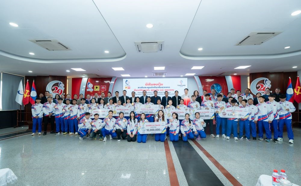 ກມບລສດ ລາວ ໂທລະຄມ ມອບເງນສະໜບສະໜນ ນກກລາທມຊາດລາວ - image 2