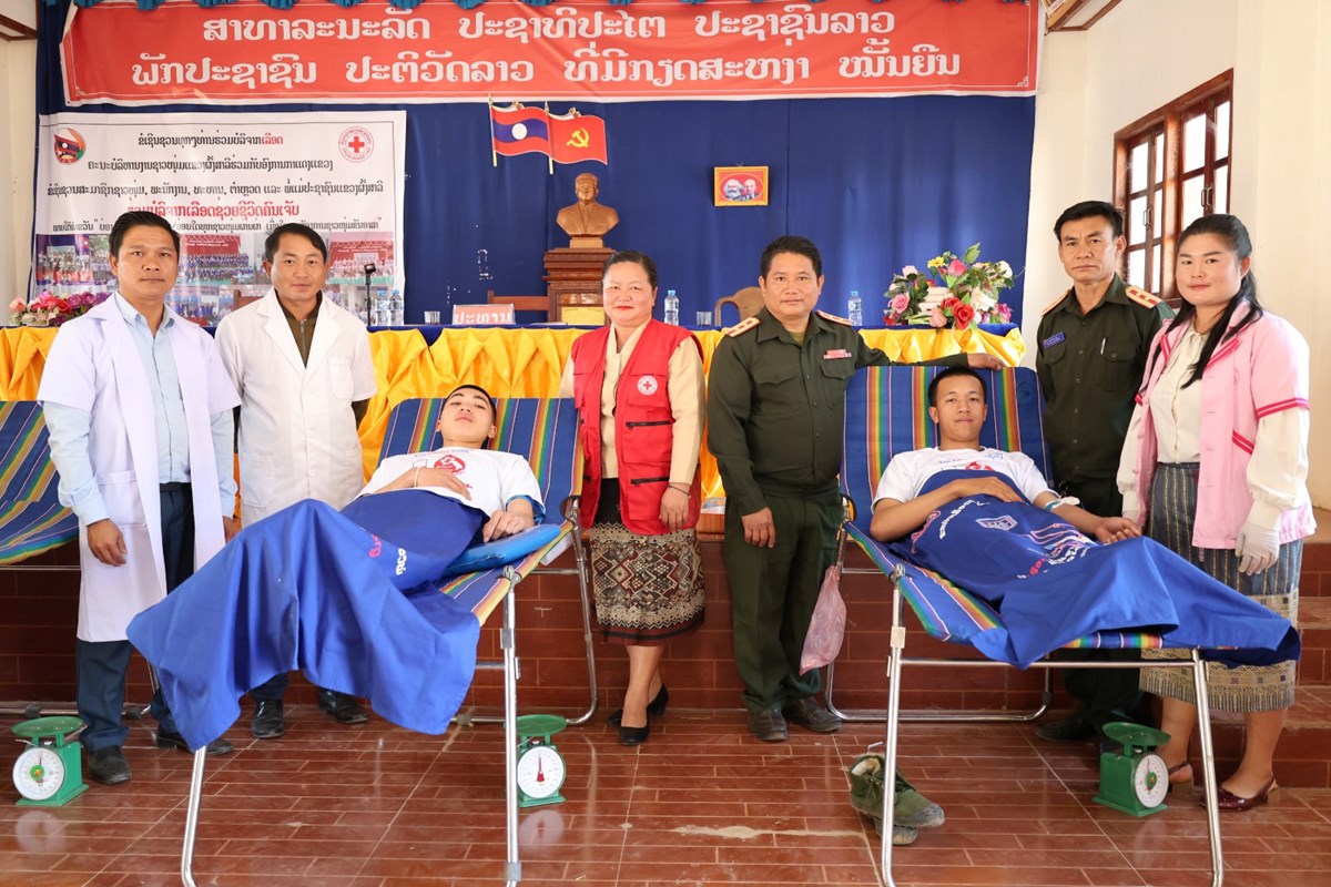 ອງການກາແດງແຂວງຜງສາລ ລະດມບລຈາກເລອດແບບສະໝກໃຈ ຢກອງພນນອຍທະຫານຮາບ 19 - image 1