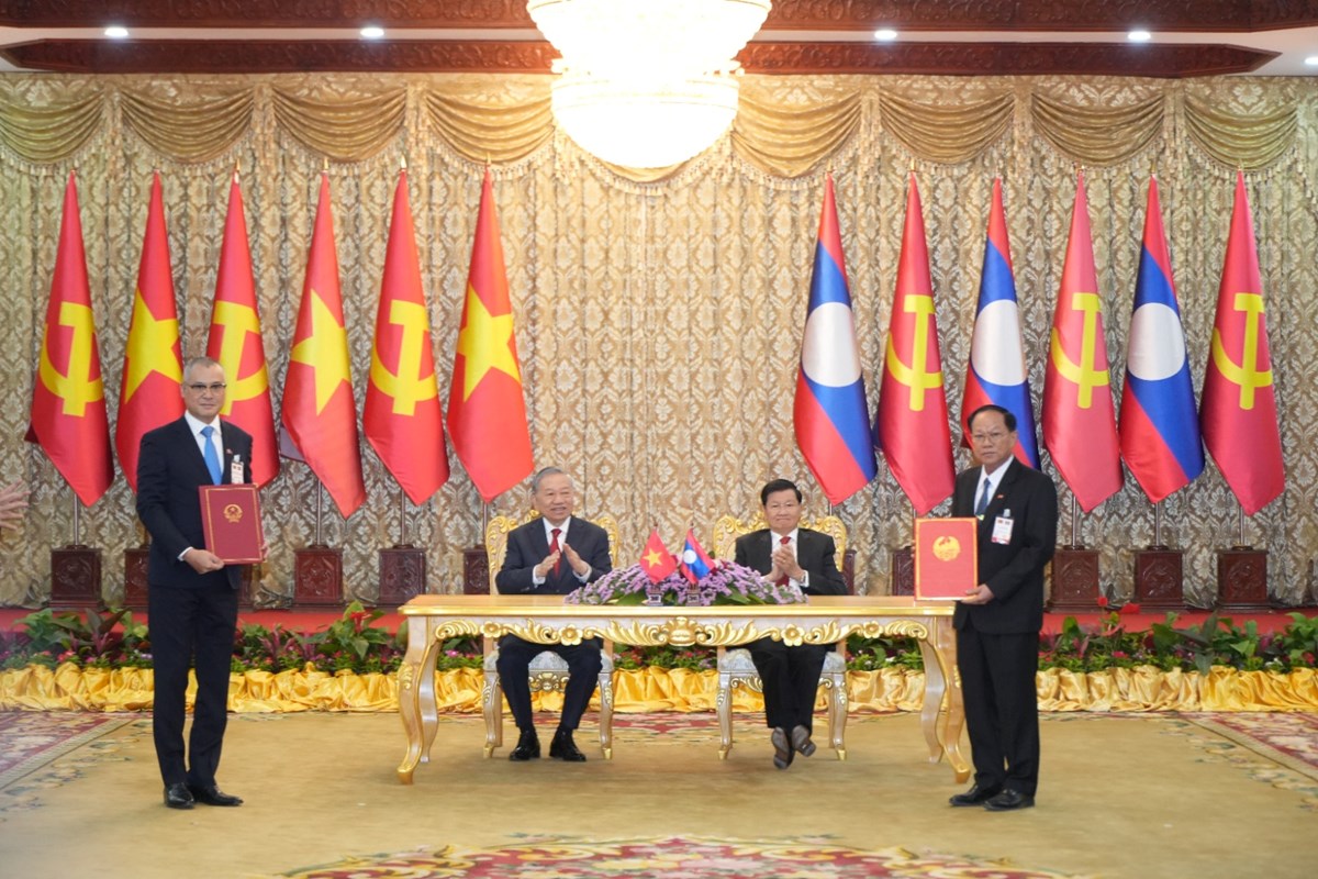 ລາວ-ຫວຽດນາມ ສບຕຮດແໜນສາຍພວພນມດຕະພາບແບບພເສດ - image 1