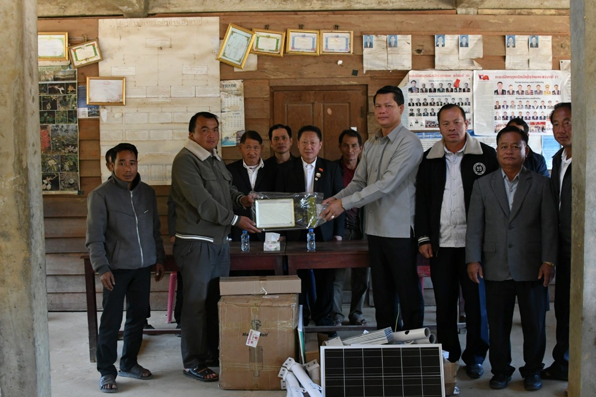 ຮອງຫວໜາ ຄອສພ ພອມການນຳເມອງໄຊຈຳພອນ ພບປະຊາຊນ ບານວງບານ - image 1