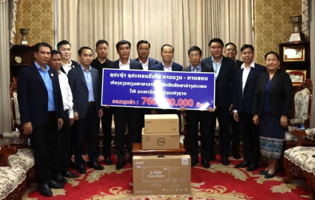 ມອບອປະກອນການສກສາກວາ 760 ລານກບ ເສມສາງການຮຽນ-ການສອນ ມຊ ກາວສສາກນ - image 1