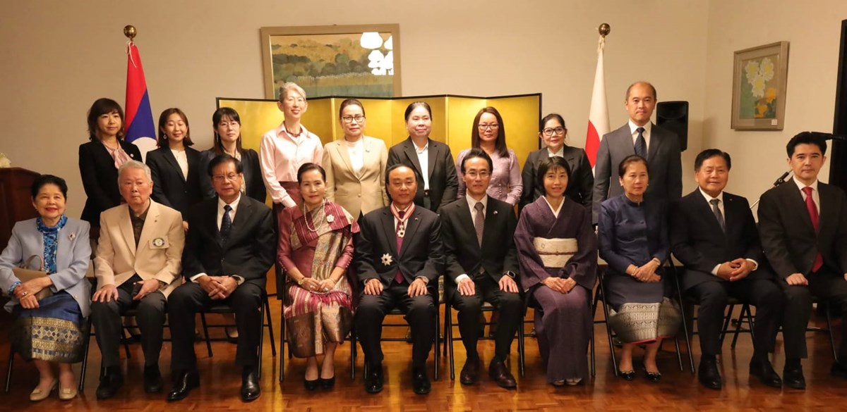 ພທມອບ-ຮບຫຽນກຽດຕຄນອາທດອໄທ ດາວຄຳ ແລະ ດາວເງນ ໃຫແກ ທານ ບນແຝງ ພມມະໄລສດ - image 1