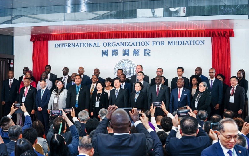 ປະ​ຊາ​ຄມ​ຮວມ​ຊາ​ຕາ​ກຳ​ຂອງມວນ​ມະ​ນດ: ວ​ທ​ແກ​ໄຂ​ທ​ດ​ທ​ສດ​ທ​ຊກ​ຍ​ໃຫ​ໂລກ​ກາວ​ໄປ​ສ​ອະ​ນາ​ຄດ​ທ​ກມ​ກຽວ ແລະ ຍນ​ຍງຫາຍກວາ - image 2