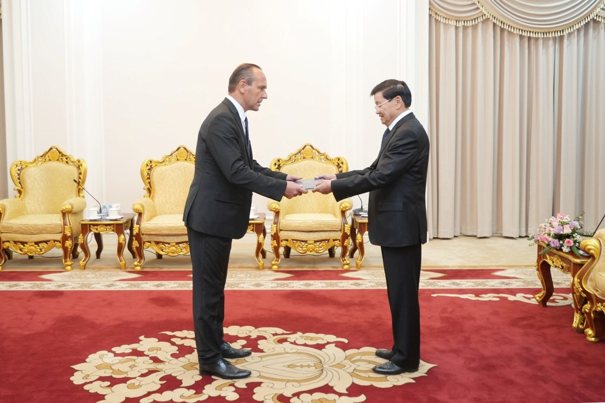 ປະທານປະເທດ ຮັບສານຕາຕັ້ງ ຈາກທູດຕ່າງປະເທດ ແລະ ມອບສານຕາຕັ້ງໃຫ້ທູດລາວໄປປະຈຳຢູ່ຕ່າງປະເທດ image 6 ປະທານປະເທດ ຮບສານຕາຕງ ຈາກທດຕາງປະເທດ ແລະ ມອບສານຕາຕງໃຫທດລາວໄປປະຈຳຢຕາງປະເທດ - image 6