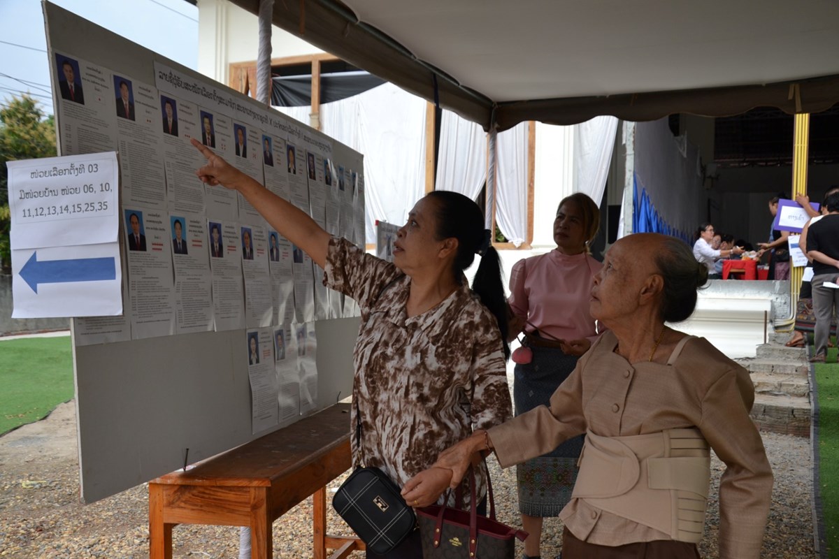 ທ່ານນາງ ສີໃສ ລືເດດມູນສອນປ່ອນບັດເລືອກຕັ້ງຢູ່ບ້ານພະຂາວ image 2 ທານນາງ ສໃສ ລເດດມນສອນປອນບດເລອກຕງຢບານພະຂາວ - image 2