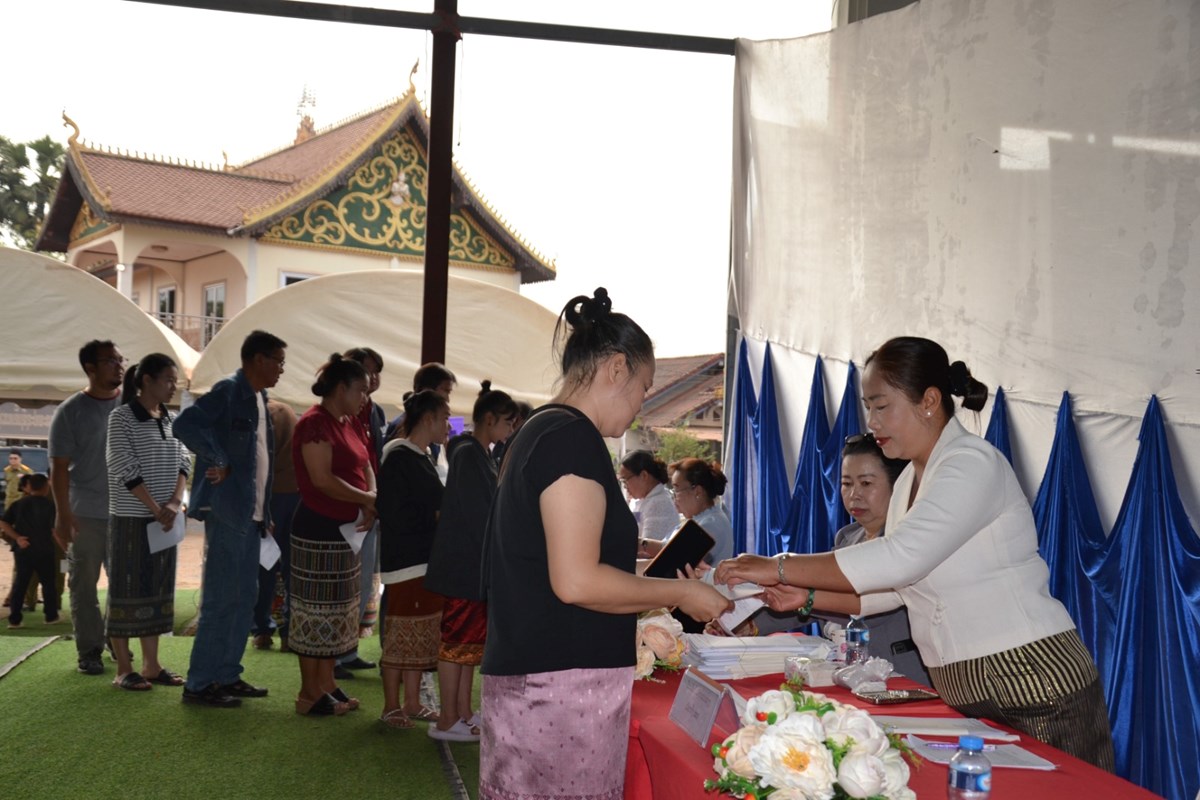 ທ່ານນາງ ສີໃສ ລືເດດມູນສອນປ່ອນບັດເລືອກຕັ້ງຢູ່ບ້ານພະຂາວ image 3 ທານນາງ ສໃສ ລເດດມນສອນປອນບດເລອກຕງຢບານພະຂາວ - image 3