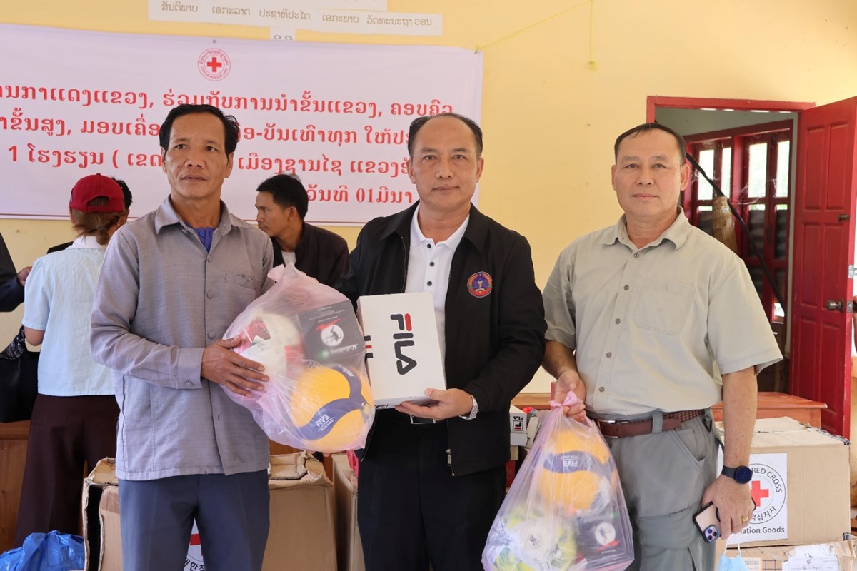 ອດຕະປ ມອບເຄອງຊວຍເຫອໃຫປະຊາຊນ 2 ບານ ທເມອງຊານໄຊ - image 1