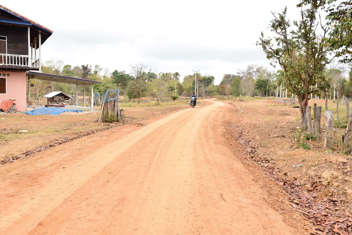ປະຊາຊົນບ້ານດົງບັງໄດ້ຊົມໃຊ້ເສັ້ນທາງດິນແດງເສັ້ນໃໝ່ image 2 ປະຊາຊນບານດງບງໄດຊມໃຊເສນທາງດນແດງເສນໃໝ - image 2