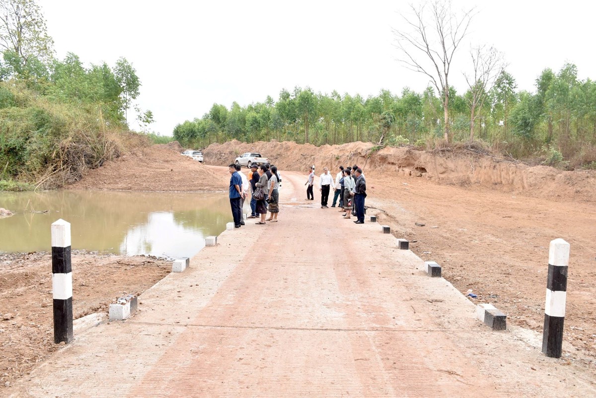 ປະຊາຊົນບ້ານດົງບັງໄດ້ຊົມໃຊ້ເສັ້ນທາງດິນແດງເສັ້ນໃໝ່ image 1 ປະຊາຊນບານດງບງໄດຊມໃຊເສນທາງດນແດງເສນໃໝ - image 1