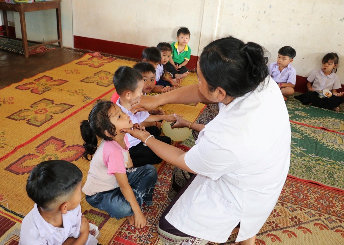 ເຊກອງ ເປີດຂະບວນການ ວສຊ ໃຫ້ວັກຊີນກັນພະຍາດເປ້ຍຫຼ່ອຍ image 1 ເຊກອງ ເປດຂະບວນການ ວສຊ ໃຫວກຊນກນພະຍາດເປຍຫອຍ - image 1