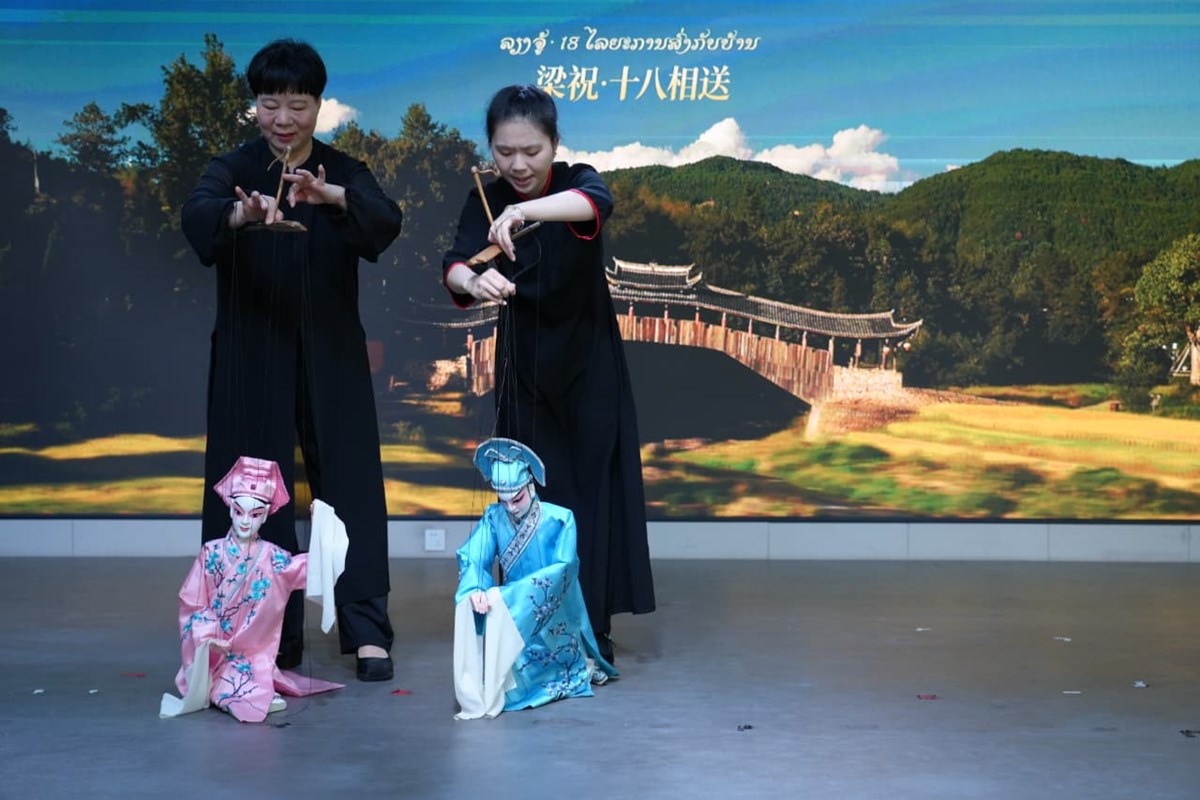 ກດຈະກາພບກນຢຈຽງໜານໃນລະດໃບໄມປງ-ເທສະການໂຄມໄຟສະເຫມ ສະຫອງບນກດຈນ - image 1