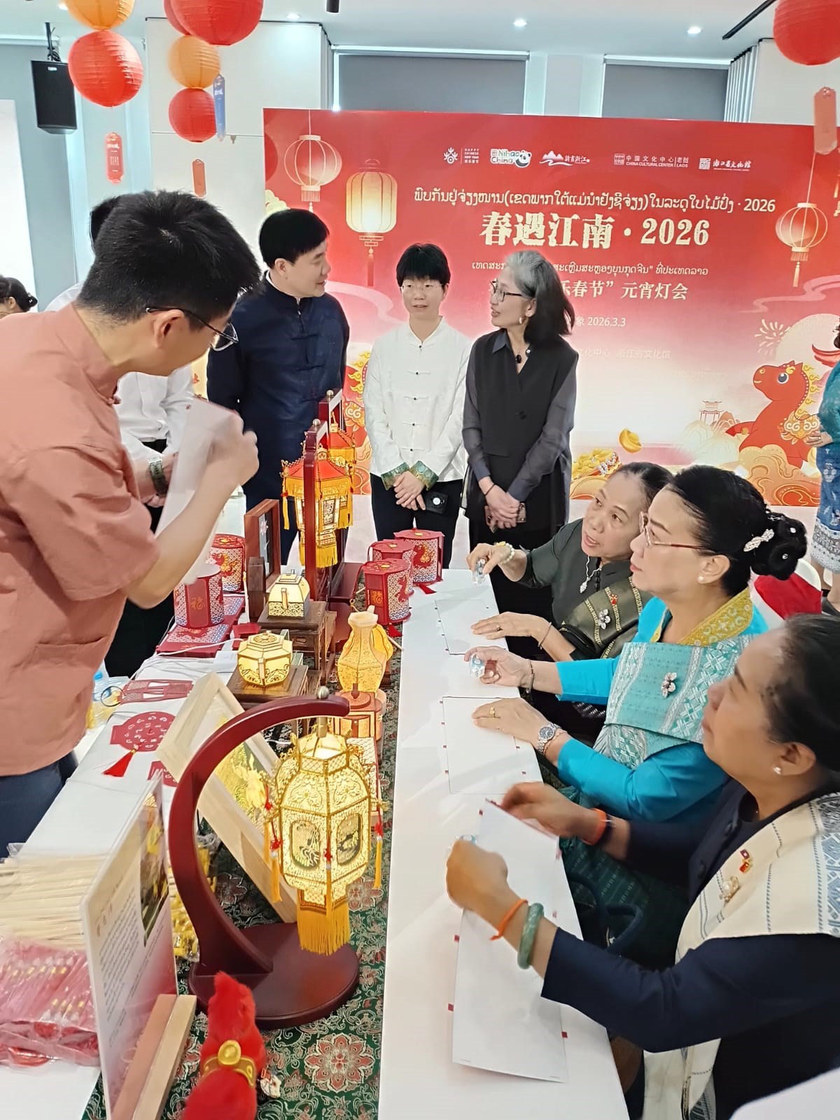 ກດຈະກາພບກນຢຈຽງໜານໃນລະດໃບໄມປງ-ເທສະການໂຄມໄຟສະເຫມ ສະຫອງບນກດຈນ - image 2