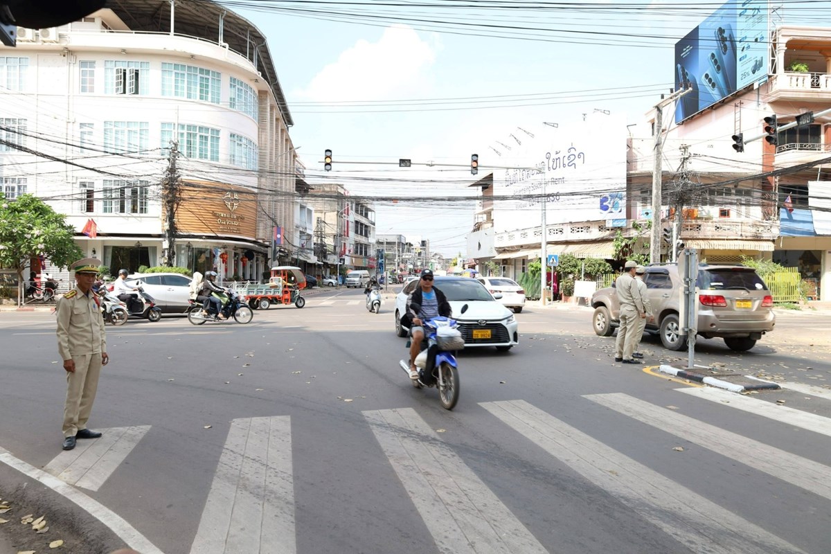 ຈະລາຈອນ ນວ ເອາໃຈໃສແນະນຳຜໃຊລດ-ໃຊຖະໜນ ໄລຍະປບປຽນທດທາງການສນຈອນໃໝ - image 2