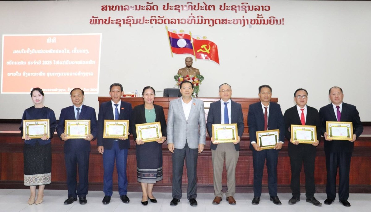 ສນຊ ມອບໃບຢງຢນໃຫ 8 ໜວຍພກປອດໃສ ເຂມແຂງ ໜກແໜນ ປະຈຳປ 2025 - image 2